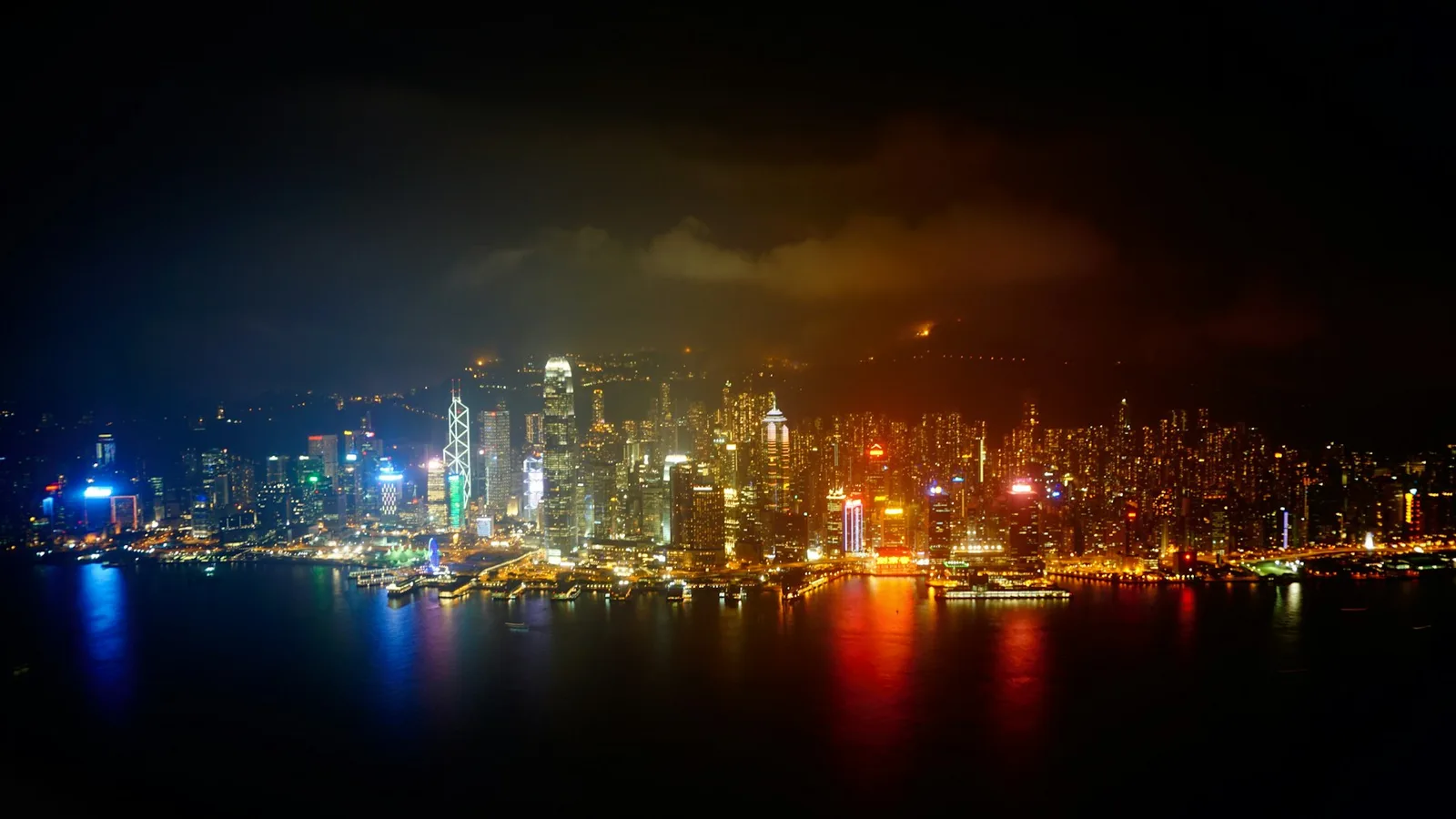 香港维多利亚港夜景与城市天际线